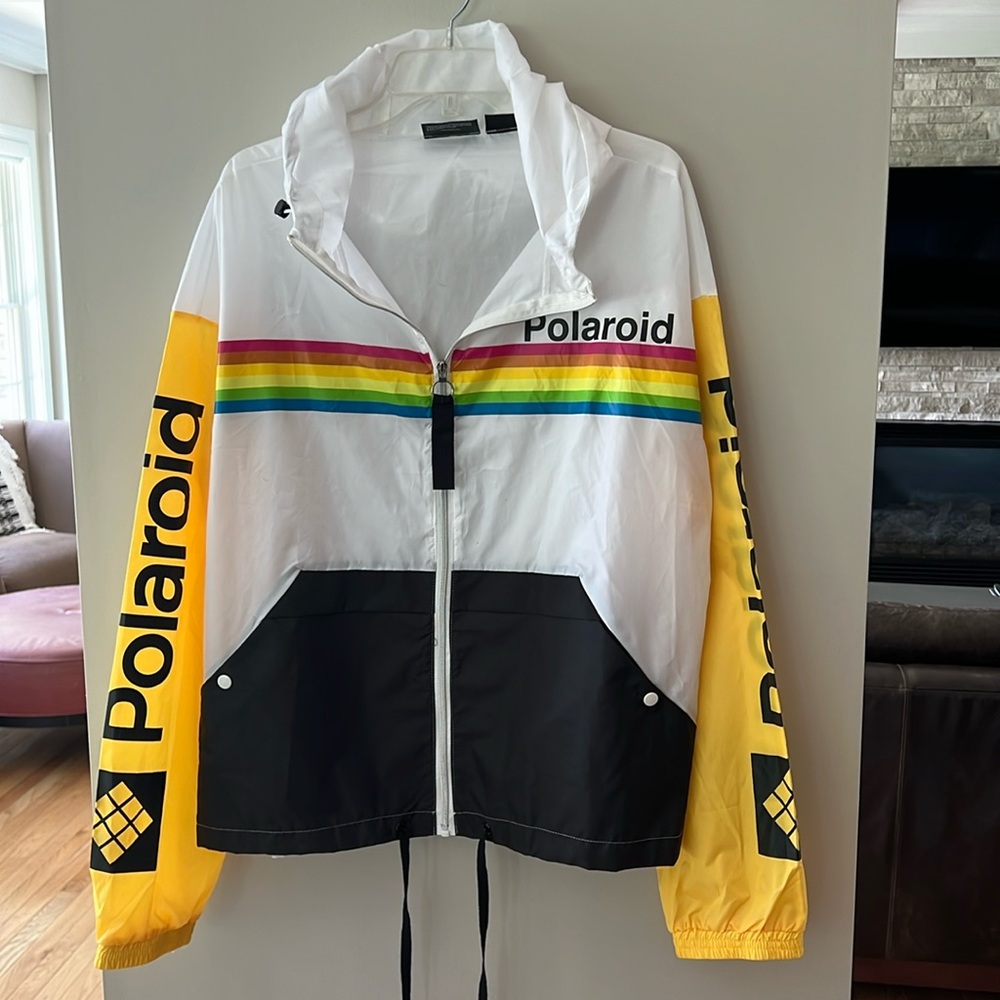 Vintage women’s Polaroid windbreaker with a hood. Size 3 XL.